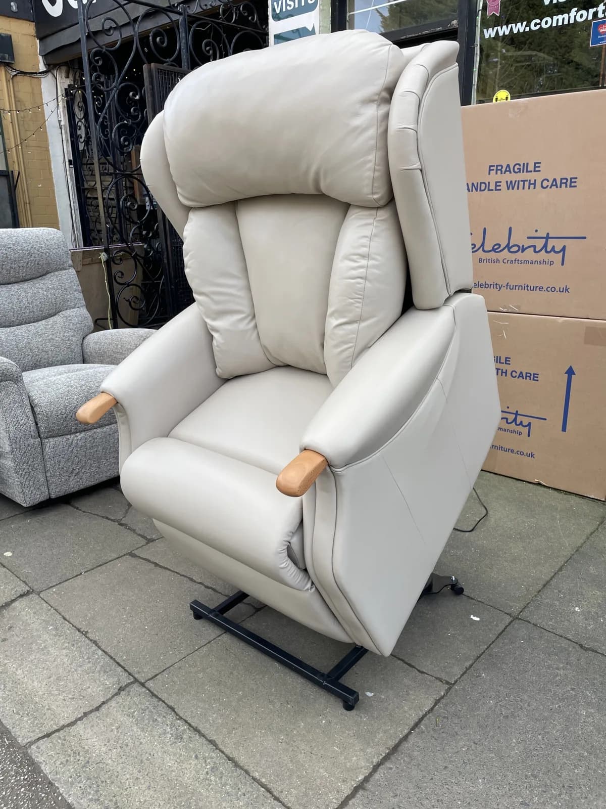 Celebrity Canterbury Large Size Dual Motor Riser Recliner in Marble Lena LEATHER — photograph 1
