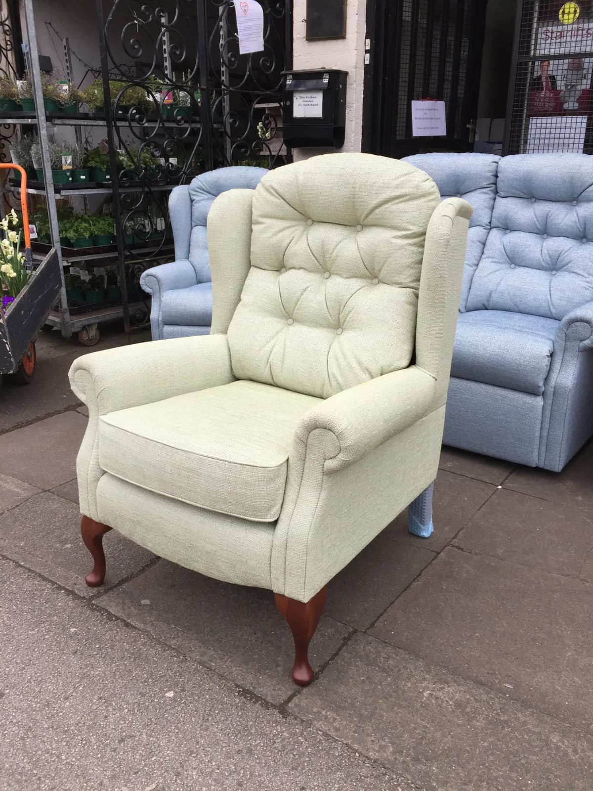 Celebrity Wonurn Polished Legged Chair in Aqua Clean Pistachio — photograph 1
