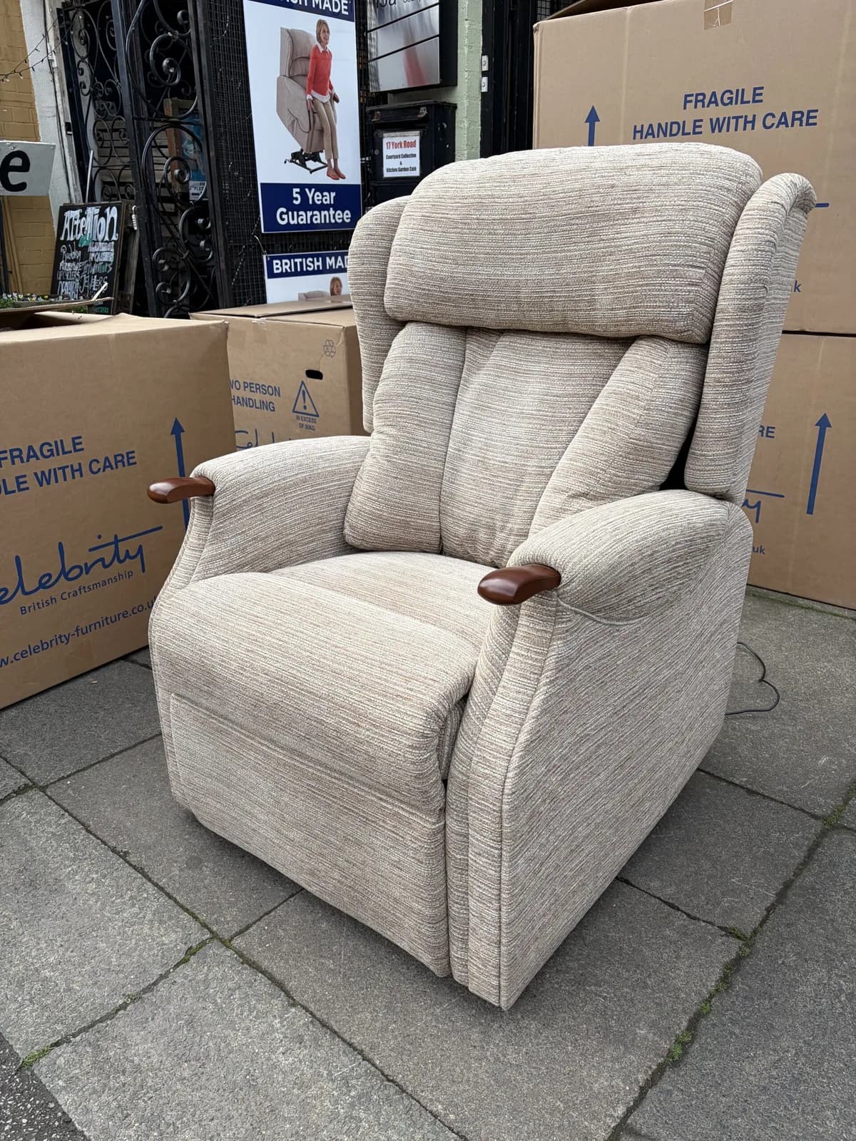 Celebrity Canterbury Large Dual Motor Riser Recliner in Manor Autumn — photograph 1