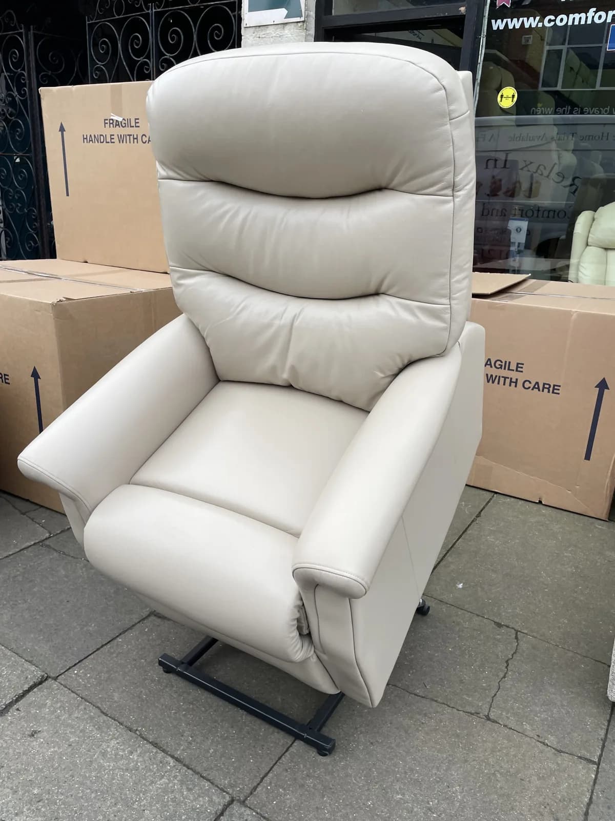 Celebrity Hollingwell Dual Motor Riser Recliner Chair in LENA MARBLE LEATHER – Standard Size — previous listing 1 — photograph 1