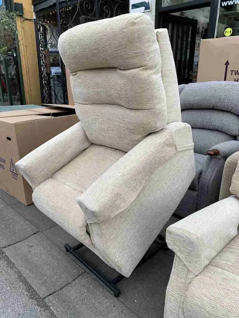 Celebrity Sandhurst Dual Motor Riser Recliner in Raffia Autumn — photograph 1