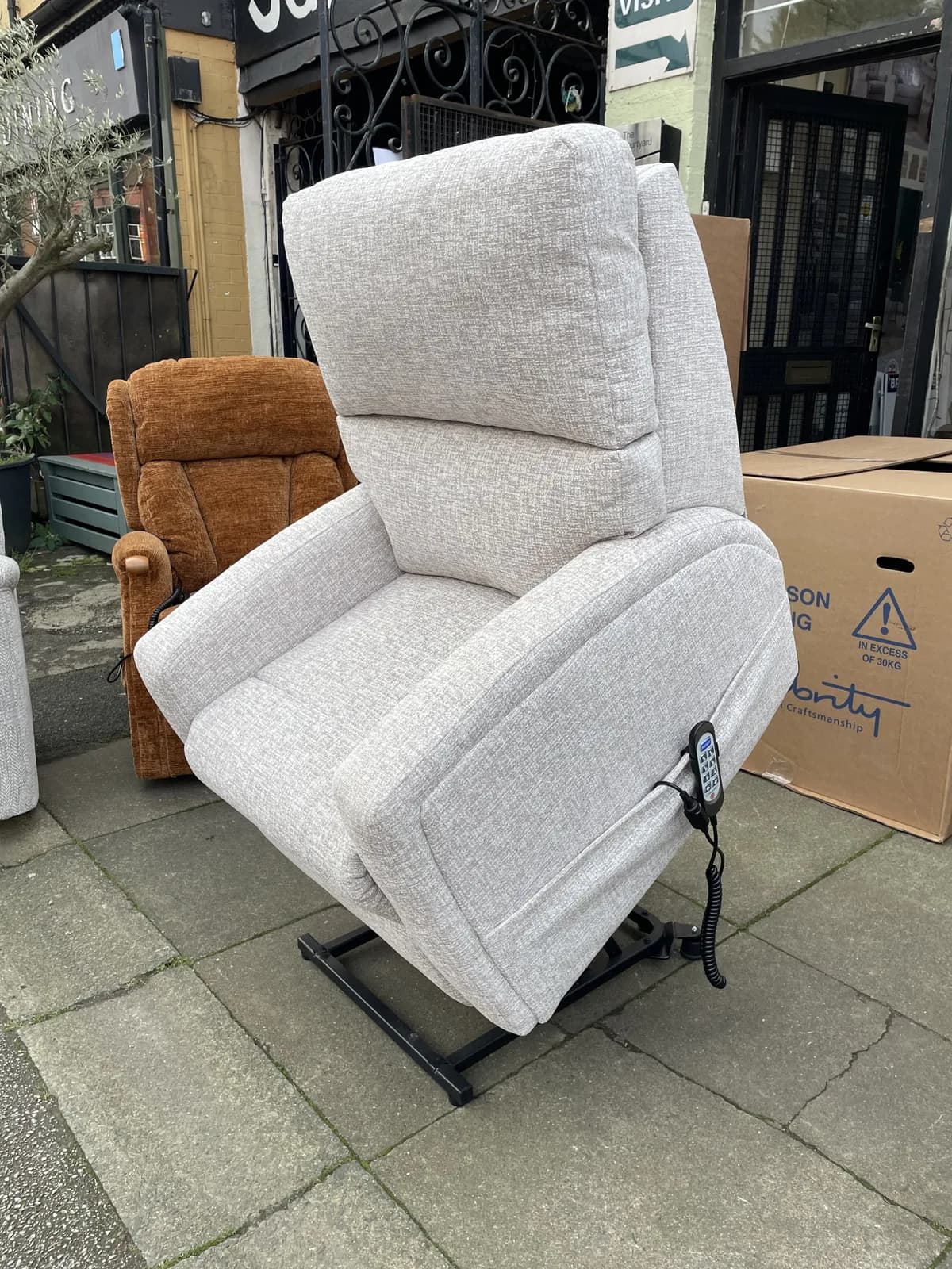 Celebrity Southwell Petite Size Triple Motor CLOUD ZERO Riser Reciner with Adjustable Headrest in Filey Cream — photograph 1