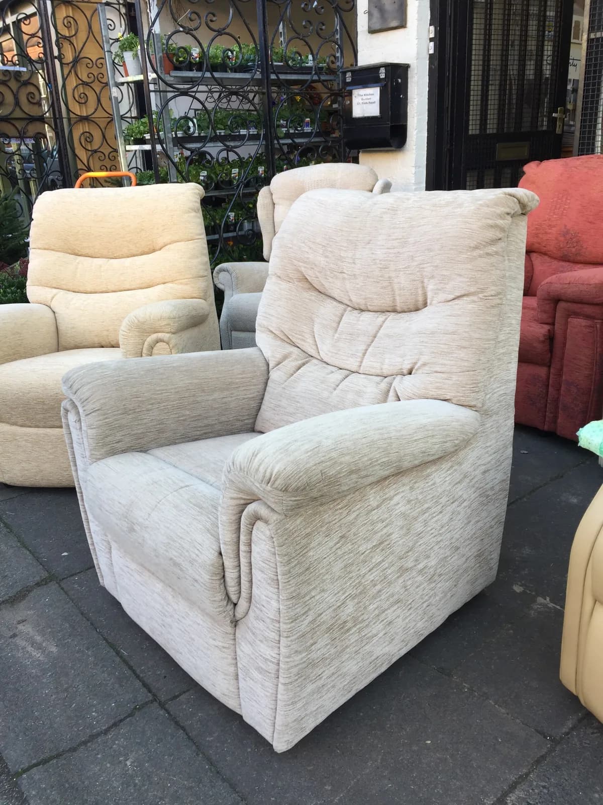 Celebrity Fixed Standard Chair — previous listing 1 — photograph 1