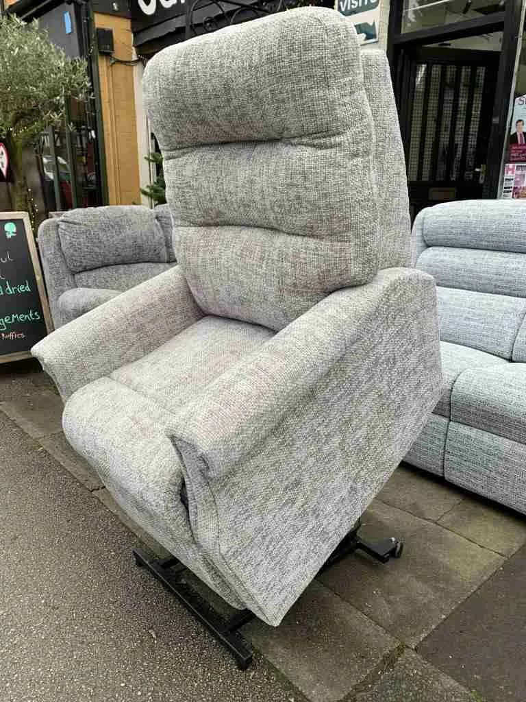 Celebrity Sandhurst Standard Size Riser Recliner in Weave Silver — photograph 1