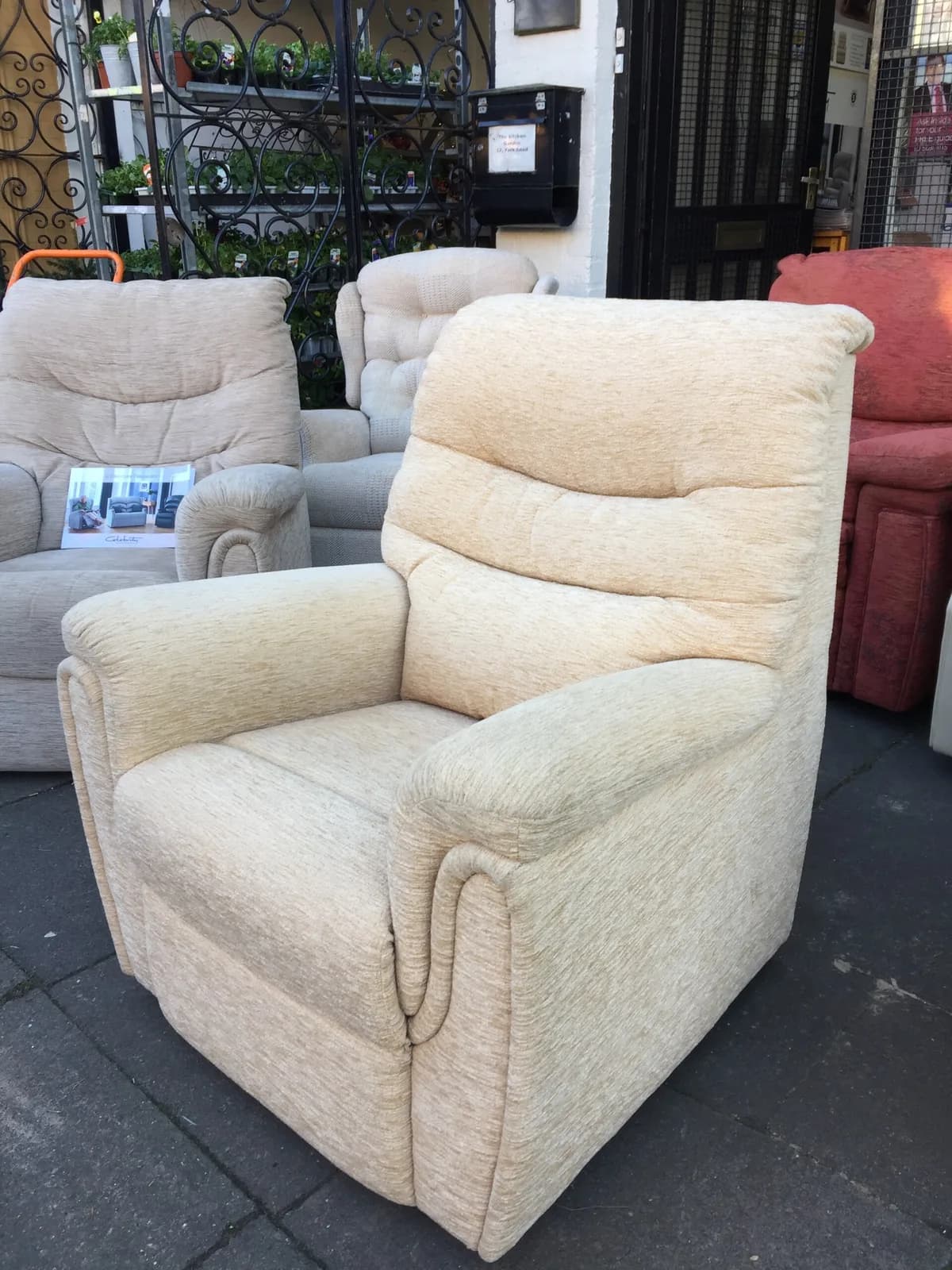 Celebrity Fixed Standard Chair — previous listing 2 — photograph 1