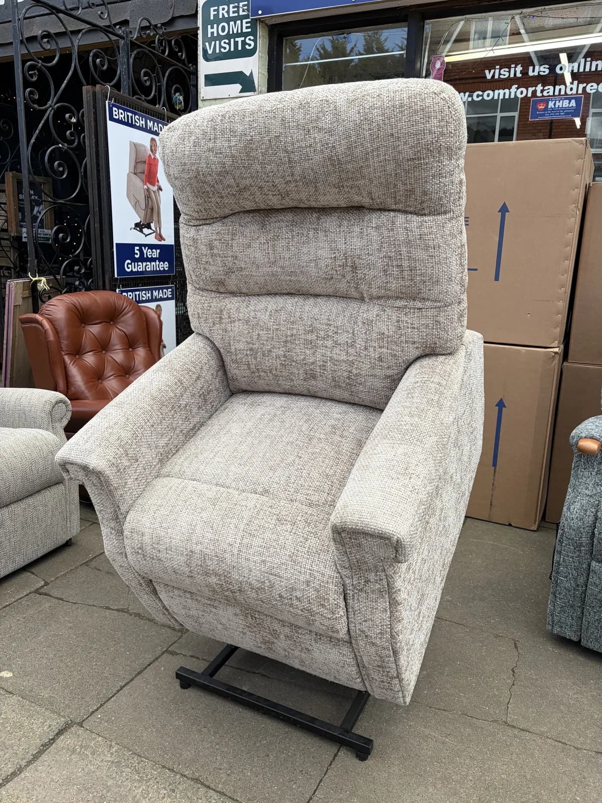 Celebrity Large Sandhurst Dual Motor Riser Recliner in Weave Silver — photograph 1