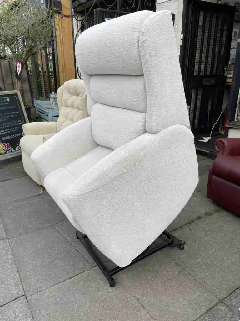 Celebrity Somersby Standard size Dual Motor riser recliner chair in Ripple caramel — photograph 1
