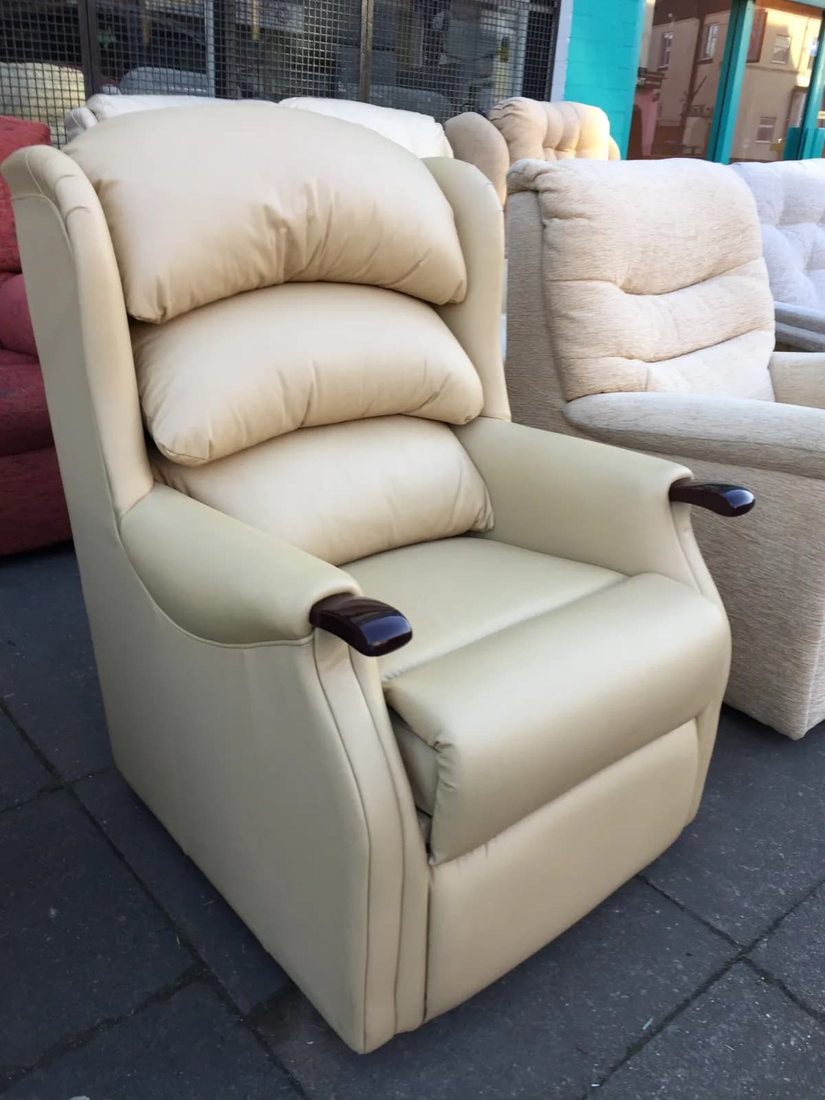 Celebrity Westbury Standard Chair Lena Leather — photograph 1