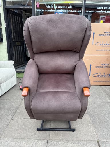 Westbury Standard dual-motor chair in Wyburn Brunette fabric, front view